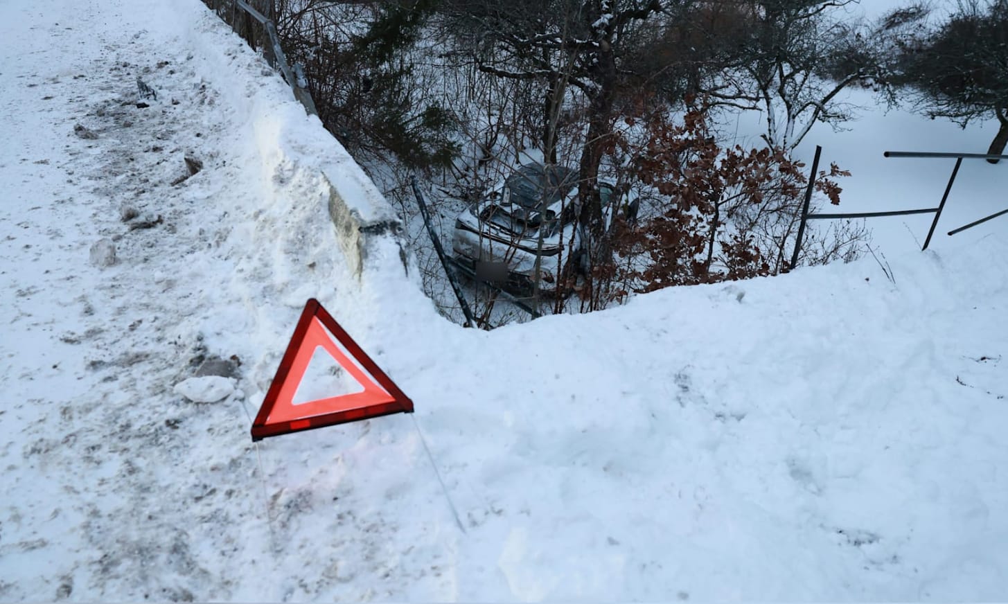 Kjørte av veien: – Har havnet i en hage