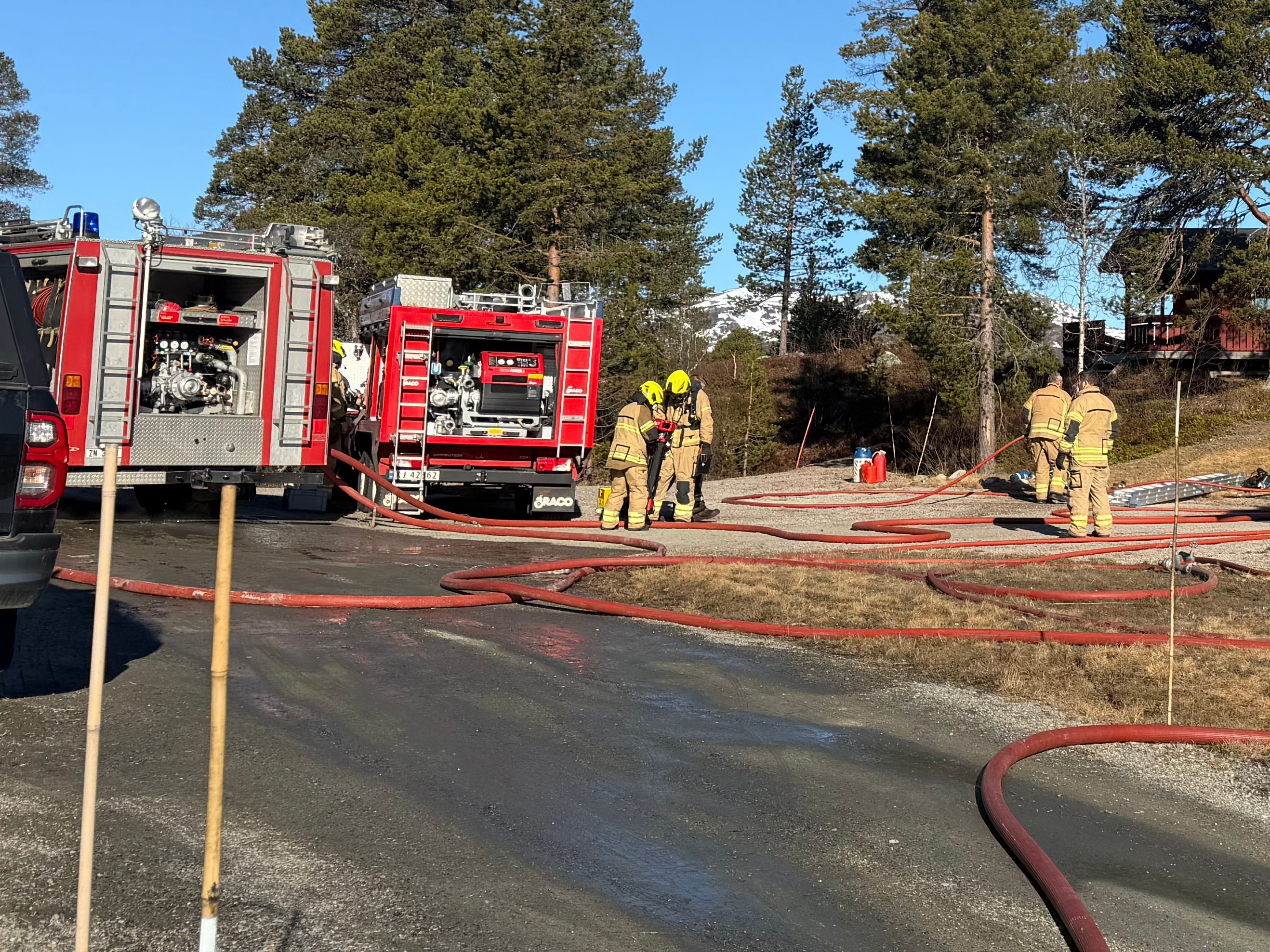Brann i hytte. To personer reddet seg ut.